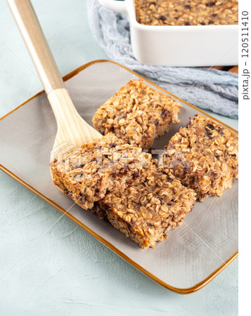Baked oatmeal peanut butter banana cake bars with chocolate chips Baked oatmeal peanut butter banana cake bars with chocolate chips 120511410