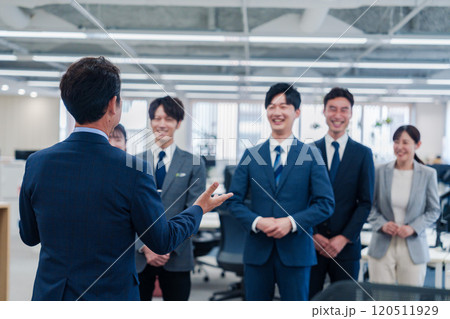オフィスで朝会をするビジネスパーソン 120511929