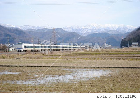 福井県の南条駅近くを走行するサンダーバード 120512190