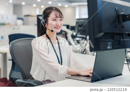 コールセンターでお客さま対応をするオペレーターの女性 120512219