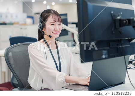 コールセンターでお客さま対応をするオペレーターの女性 コールセンターでお客さま対応をするオペレーターの女性 120512225
