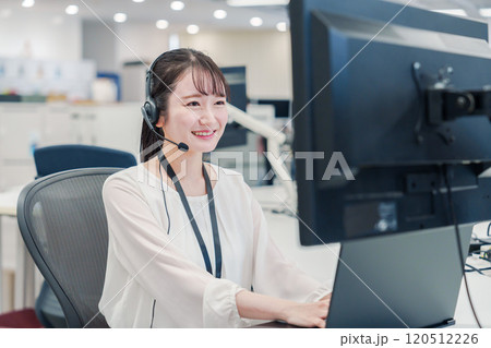コールセンターでお客さま対応をするオペレーターの女性 120512226