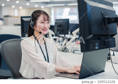 コールセンターでお客さま対応をするオペレーターの女性 120512228