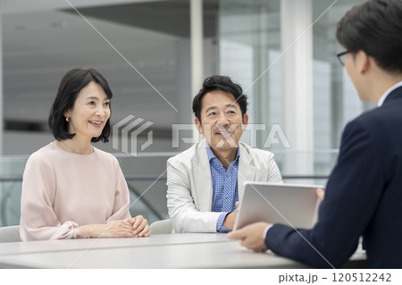 50代の夫婦と営業マン  50代の夫婦と営業マン  120512242