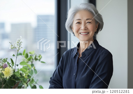 AI生成画像　白髪の笑顔のミドルエイジの女性のポートレート 120512281