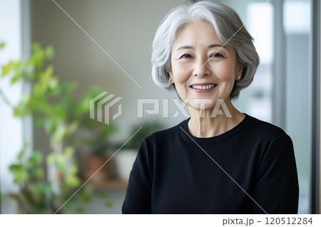 AI生成画像　白髪の笑顔のミドルエイジの女性のポートレート 120512284