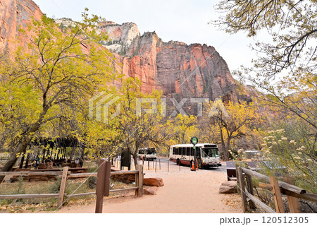 ザイオン国立公園テンプル･オブ･シナワバ シャトルバス停留所 120512305