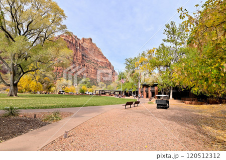 ザイオンロッジ前の芝生広場 120512312