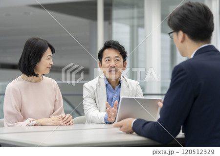 50代の夫婦と営業マン  50代の夫婦と営業マン  120512329