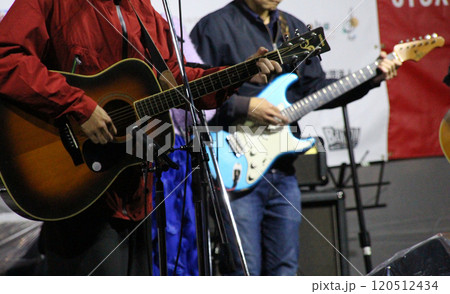 ライブのギタリスト 120512434