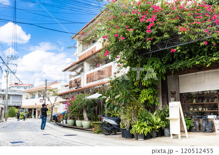 青空と壺屋やちむん通り 青空と壺屋やちむん通り 120512455