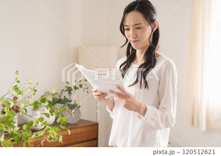 資料を見て困るビジネスウーマン 120512621