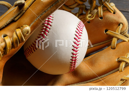 硬式野球ボールとグラブ 硬式野球ボールとグラブ 120512799
