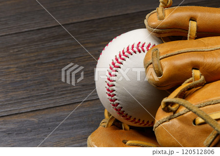 硬式野球ボールとグラブ 硬式野球ボールとグラブ 120512806