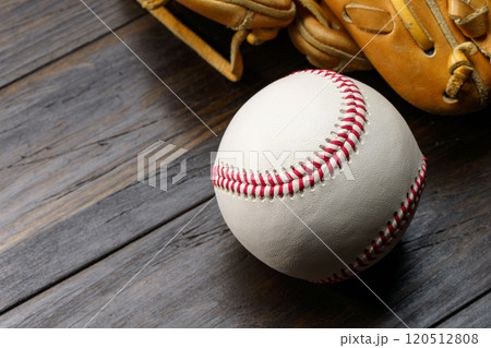 硬式野球ボールとグラブ 120512808