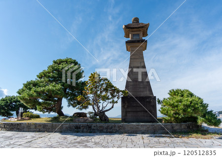 〈島根県〉宍道湖畔の青柳楼の大燈籠　11月 120512835