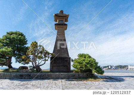 〈島根県〉宍道湖畔の青柳楼の大燈籠 11月 〈島根県〉宍道湖畔の青柳楼の大燈籠 11月 120512837