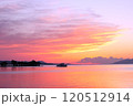 美しい夕焼けと湖 120512914