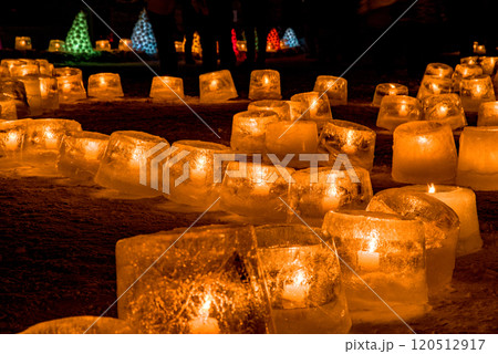 冬の北海道のアイスキャンドル 120512917