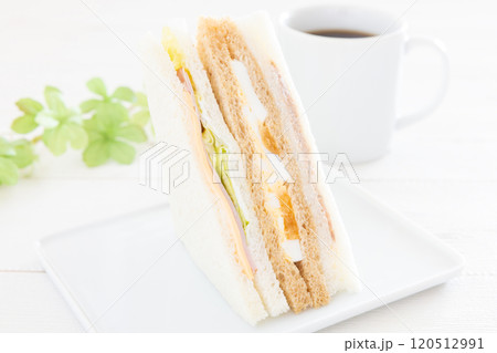 おいしいハムチーズサンドとたまごサンドとツナサンドのミックスサンドとホットコーヒーのモーニング 120512991