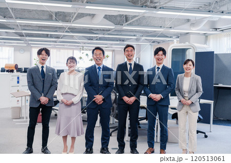 ビジネスパーソン集合写真（オフィス） 120513061