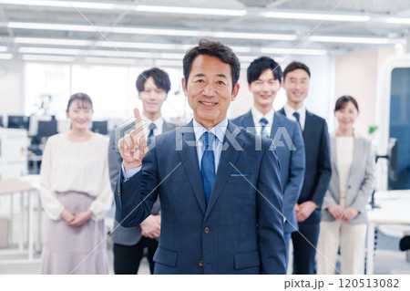 ビジネスパーソン集合写真（オフィス） 120513082