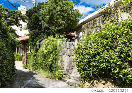 沖縄県那覇市壺屋の裏道の風景 120513293
