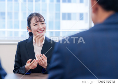 面接で笑顔で話す女性の就活生 120513518