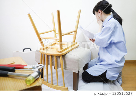 椅子を組み立てる女性　DIYのイメージ 120513527