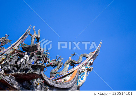 台湾の伝統廟と青空のコントラスト 120514101