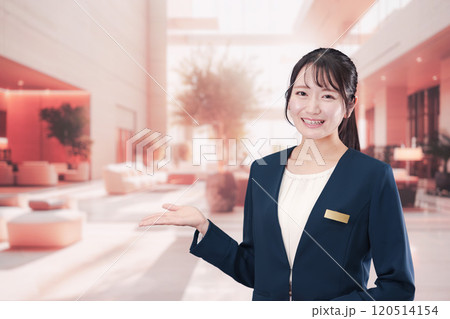 ホテルで接客をする若い女性 ホテルで接客をする若い女性 120514154