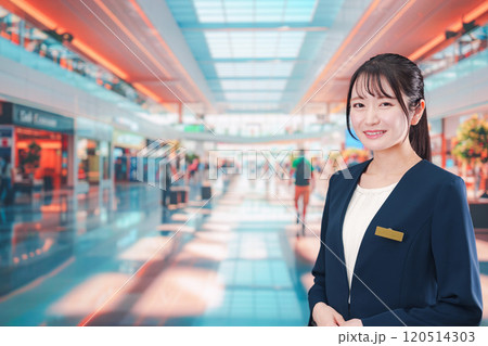 ショッピングモールで働く若い女性 120514303