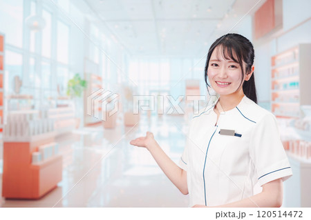 化粧品店で働く若い女性 化粧品店で働く若い女性 120514472