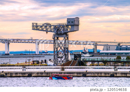 日本の横浜都市景観 横浜ハンマーヘッドや水陸両用バスなどを望む＝11月23日 120514638