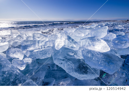 北海道の冬の海岸に漂着したジュエリーアイス 北海道の冬の海岸に漂着したジュエリーアイス 120514942