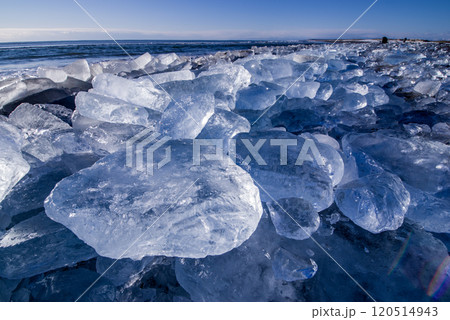 北海道の冬の海岸に漂着したジュエリーアイス 北海道の冬の海岸に漂着したジュエリーアイス 120514943