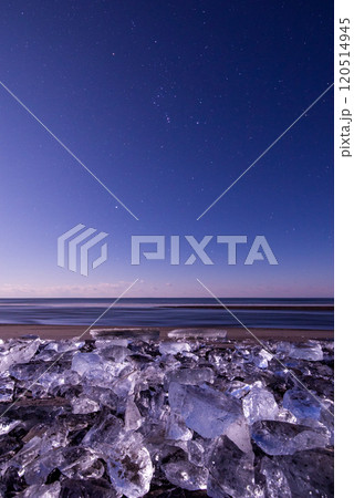 北海道の冬の海岸に漂着したジュエリーアイス 120514945