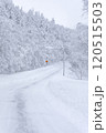 【北海道】冬山の道路 120515503