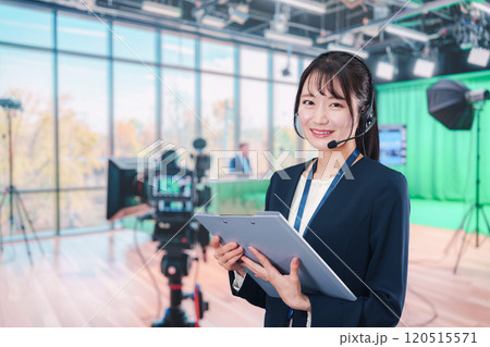 スタジオで働くディレクターの女性 120515571
