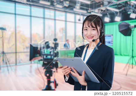 スタジオで働くディレクターの女性 120515572