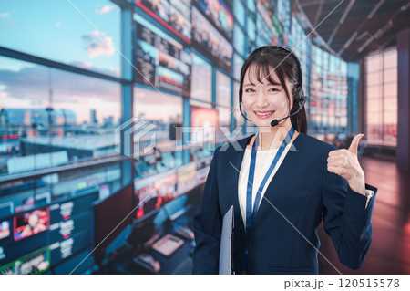 スタジオで働くディレクターの女性 スタジオで働くディレクターの女性 120515578