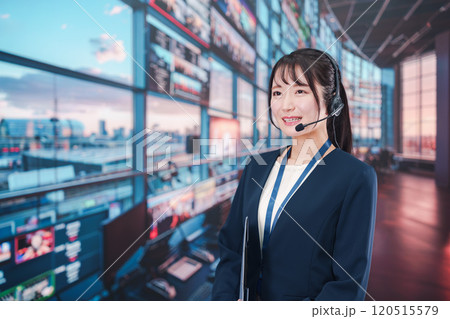 スタジオで働くディレクターの女性 120515579