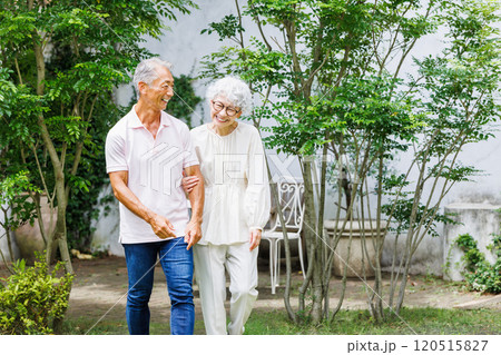 元気なシニア夫婦 120515827