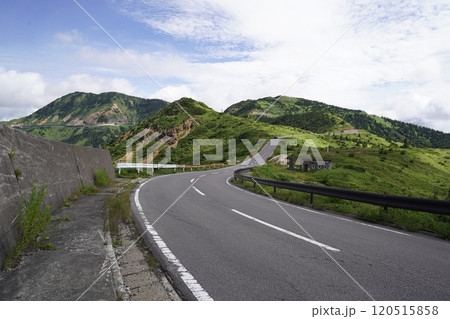 草津白根山山頂付近　国道292号沿いの山田峠付近から渋峠、横手山方面を見る　2024年7月26日 120515858