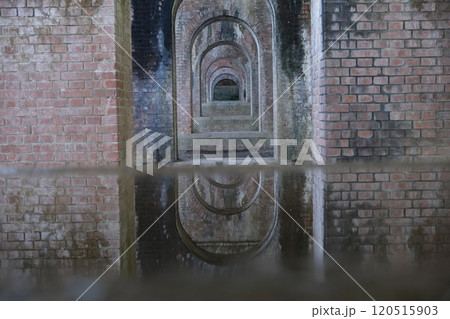 南禅寺の水路閣のリフレクション 南禅寺の水路閣のリフレクション 120515903