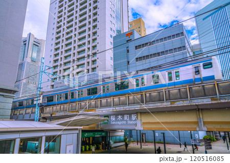 日本の横浜都市景観 桜木町駅　新南口(市役所口）や横浜ランドマークタワー、電車などを望む＝23日 120516085