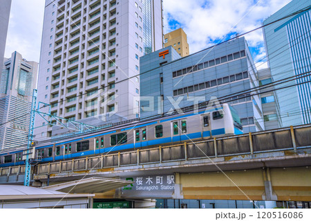 日本の横浜都市景観 桜木町駅 新南口(市役所口)や横浜ランドマークタワー、電車などを望む=23日 日本の横浜都市景観 桜木町駅 新南口(市役所口)や横浜ランドマークタワー、電車などを望む=23日 120516086