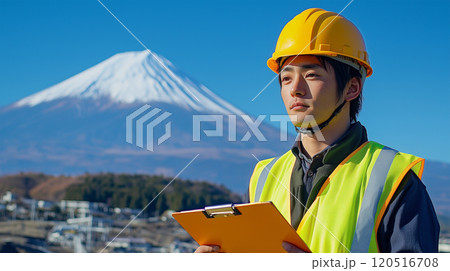 青空の富士山を背景にした日本人作業員 120516708