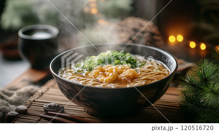 日本の伝統、年越しそばの温かなひととき 120516720