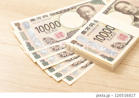 テーブルに置かれた106万円 テーブルに置かれた106万円 120516817